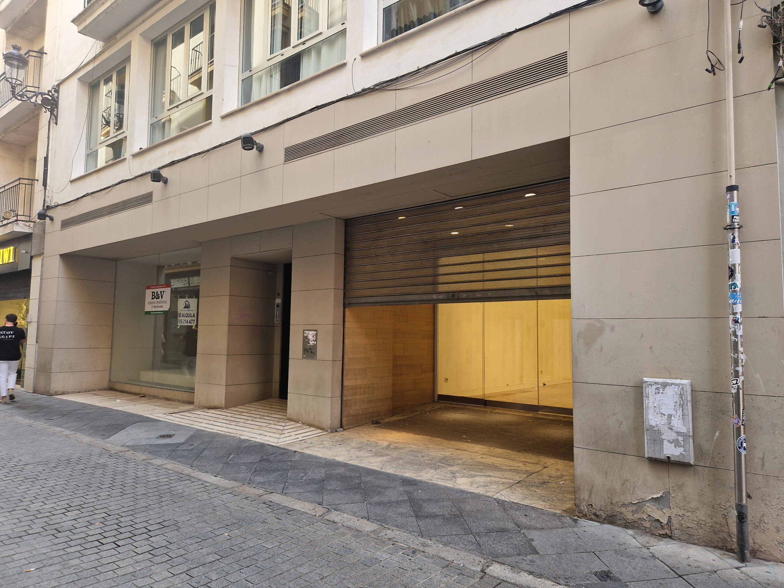 Local comercial con cartel Se Alquila y garaje.