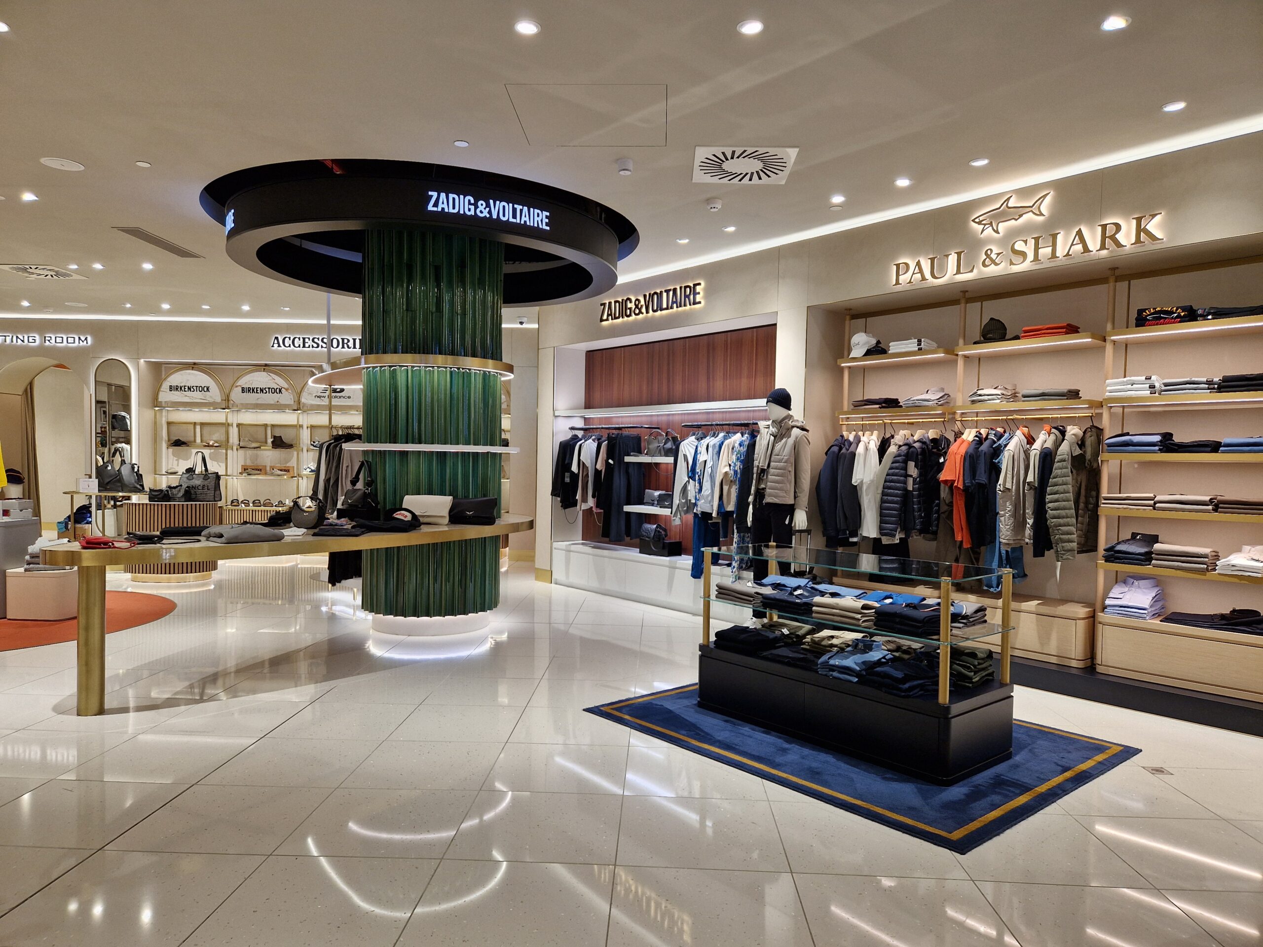 Interior de tienda de ropa con marcas Zadigue & Voltaire, Paul & Shark.