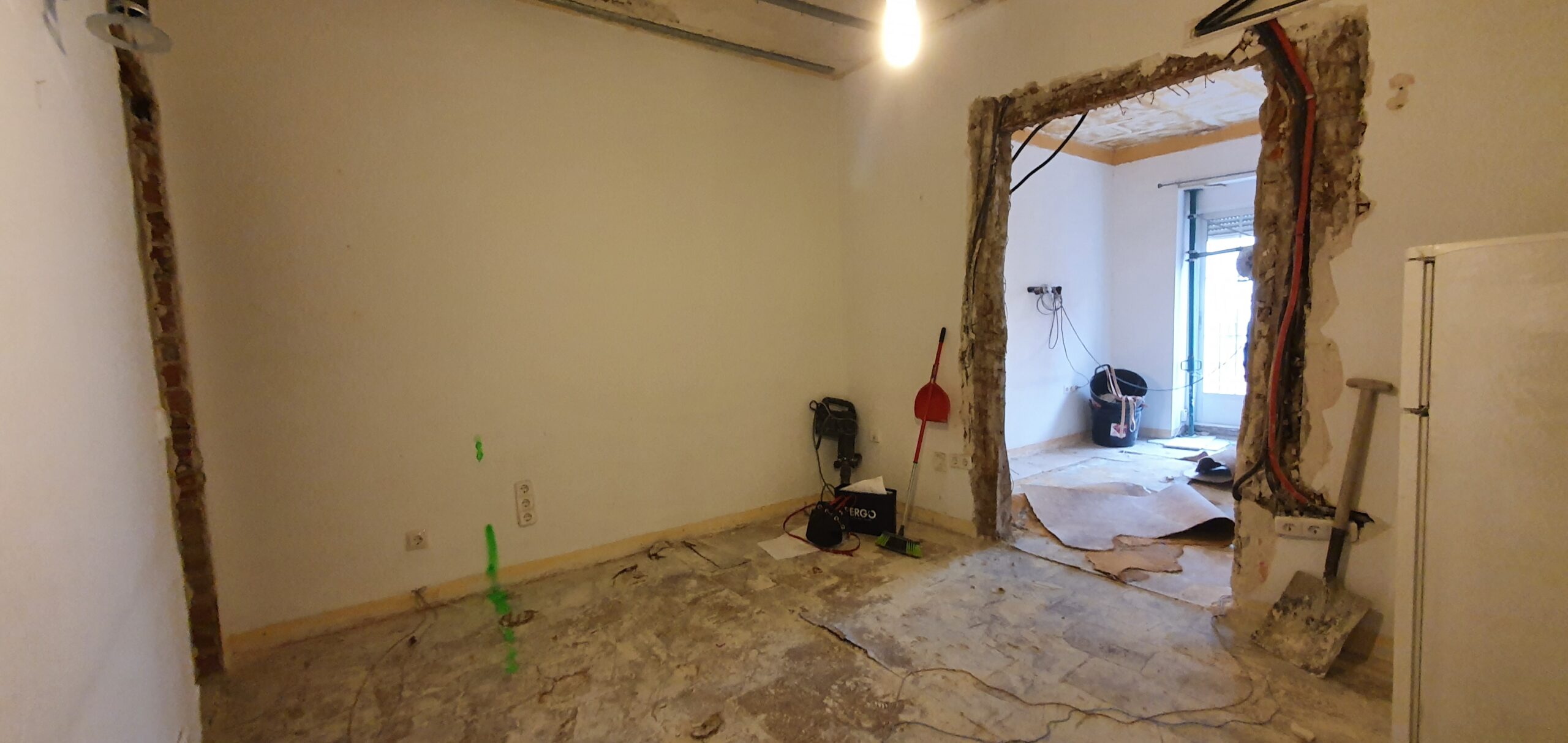 Reforma interior, pared derribada y obra en construcción.