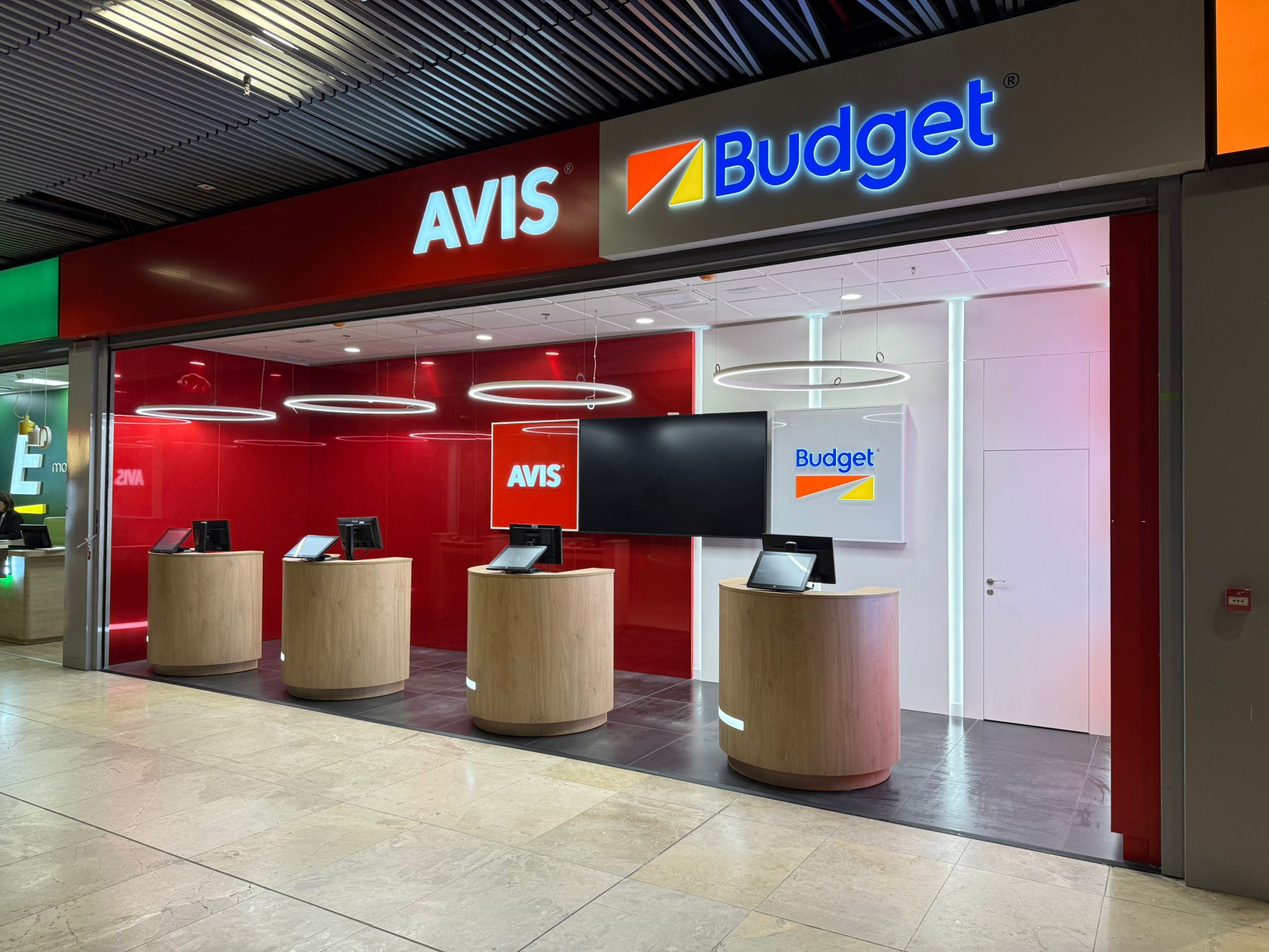 Oficinas de alquiler de coches Avis y Budget.