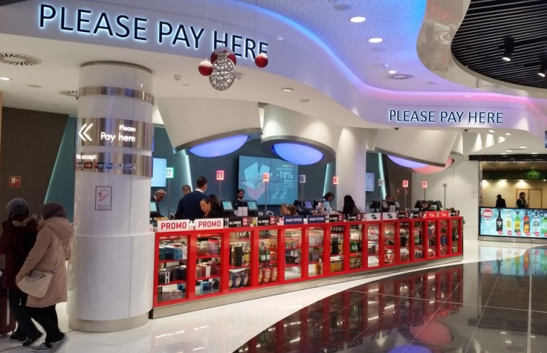 Taquillas de cine con gente esperando para pagar entradas.