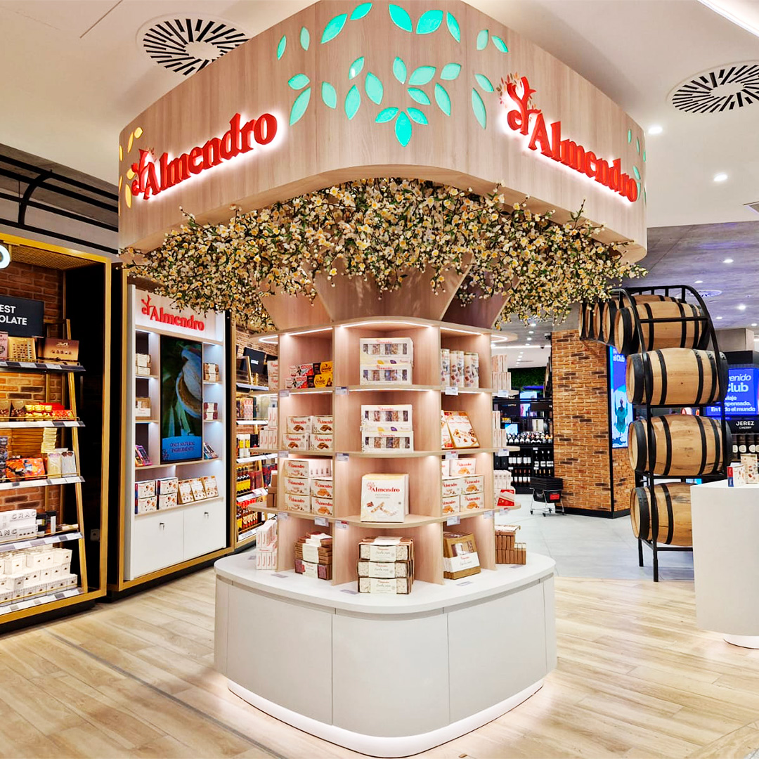 Tienda de chocolates Almendro con decoración floral y barriles.