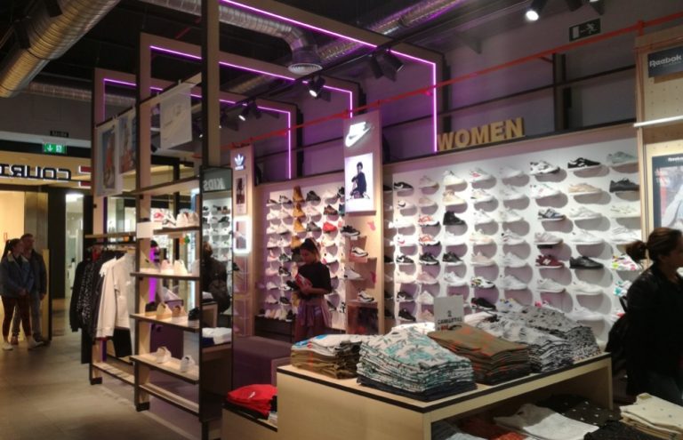 Tienda de zapatillas y ropa deportiva para mujer.