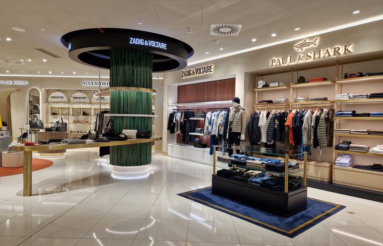 Interior de tienda de ropa con marcas Zadigue & Voltaire, Paul & Shark.