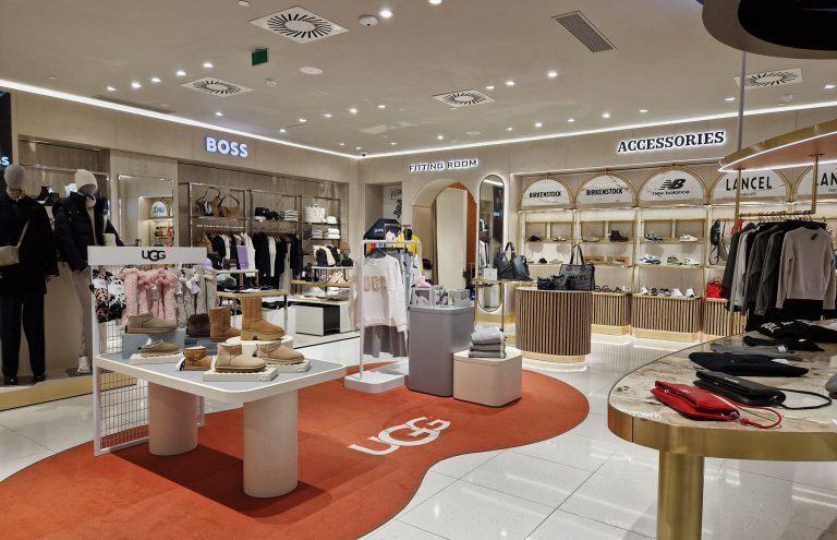 Interior de tienda de ropa y calzado de marca.