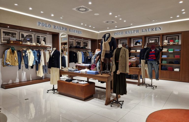 Interior tienda Polo Ralph Lauren con ropa y maniquíes.