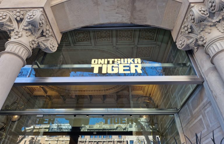 Entrada tienda Onitsuka Tiger con fachada ornamentada.