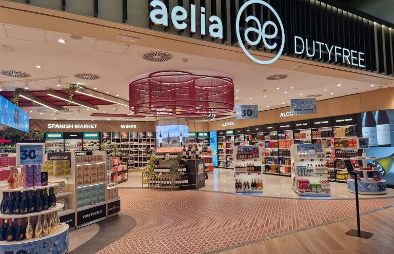 Tienda duty free Aelia con vinos, licores y tabaco.