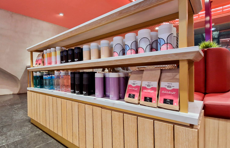 Estantería con productos y café en cafetería Costa.