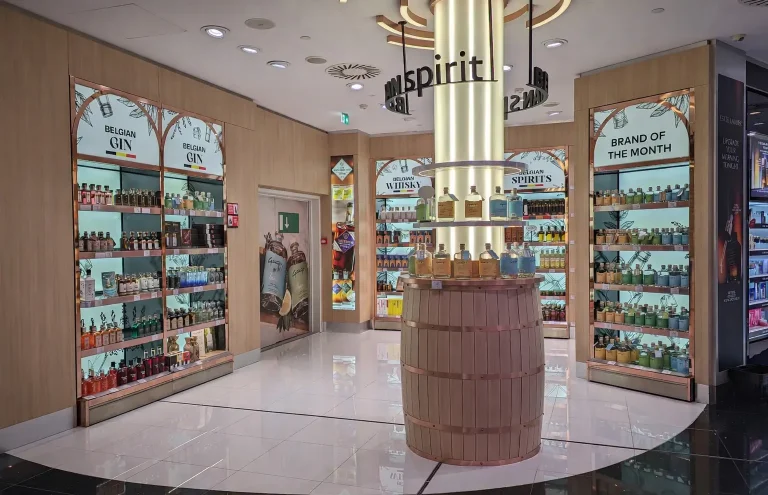 Tienda de licores con variedad de bebidas y destilados.