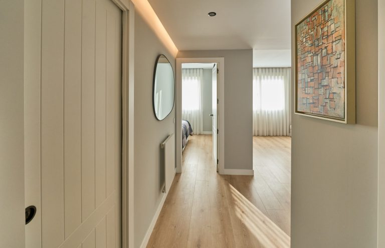 Pasillo moderno con decoración minimalista y luz cálida.