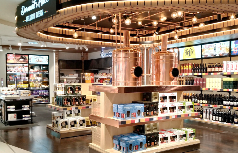 Tienda de licores y cervezas belgas con exhibición central.