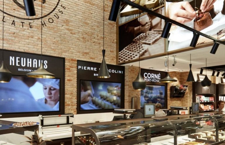 Tienda de chocolates artesanales con pantallas y diseño moderno.