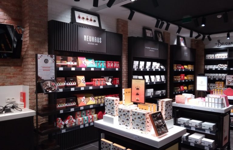 Exposición de bombones belgas Neuhaus y Pierre Marcolini en tienda.