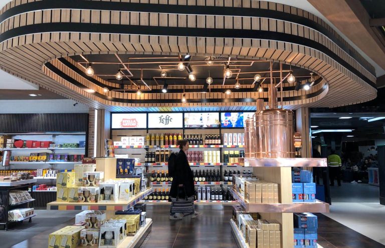 Tienda de bebidas y licores en aeropuerto.