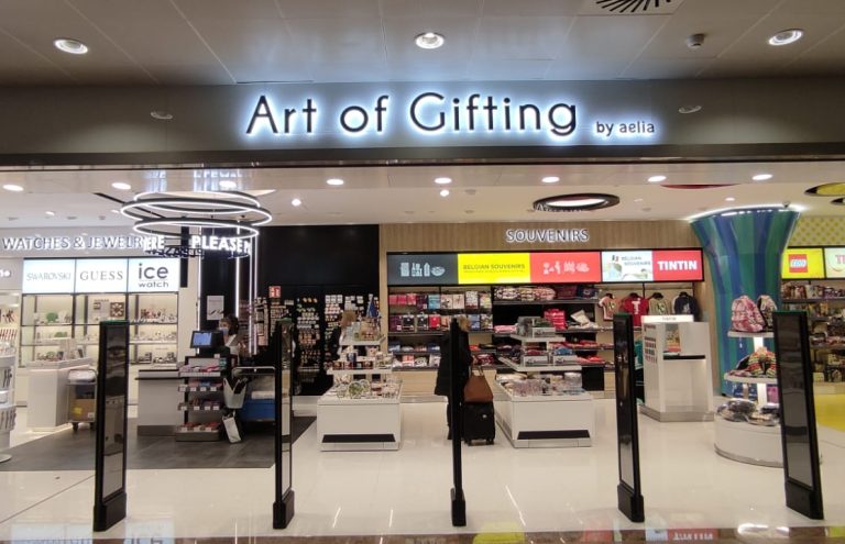 Tienda Art of Gifting con relojes, joyas y souvenirs.