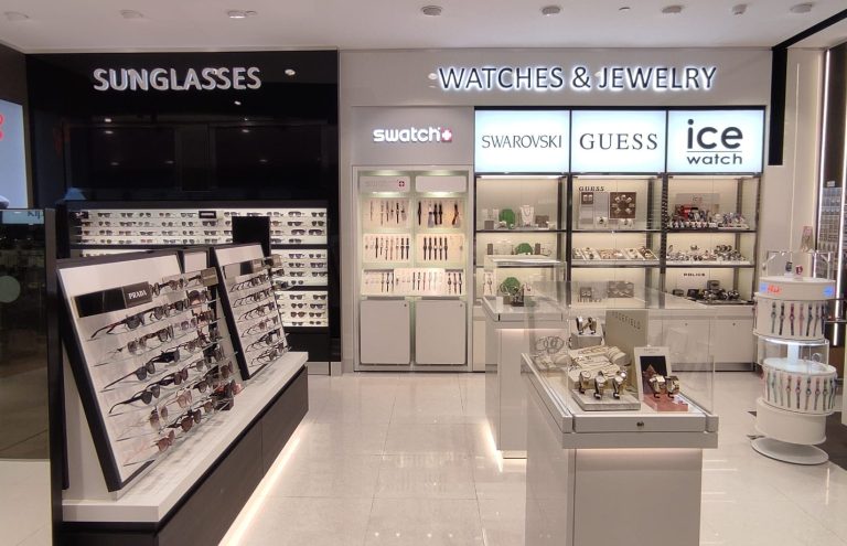 Gafas de sol, relojes y joyería en tienda departamental.