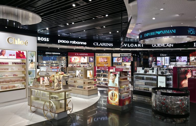 Perfumería de lujo con marcas como Dior, Chanel y Bvlgari.