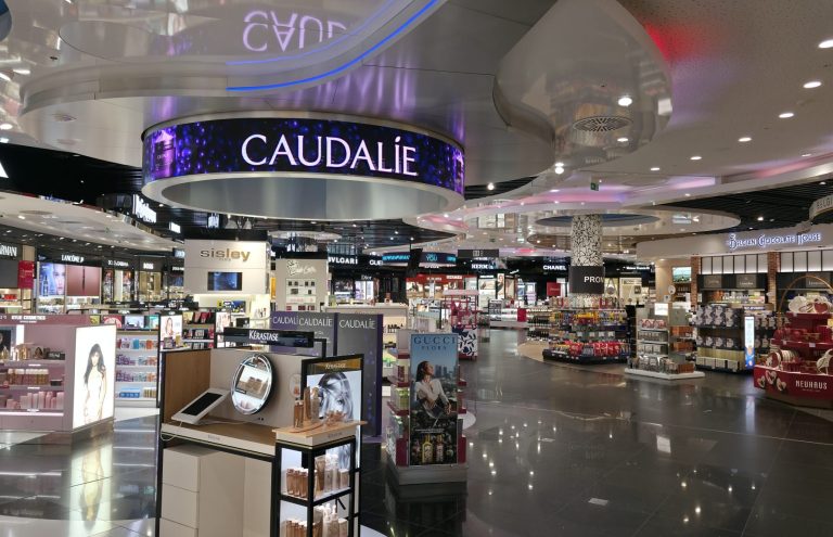 Tienda de cosméticos y perfumes de lujo en aeropuerto.