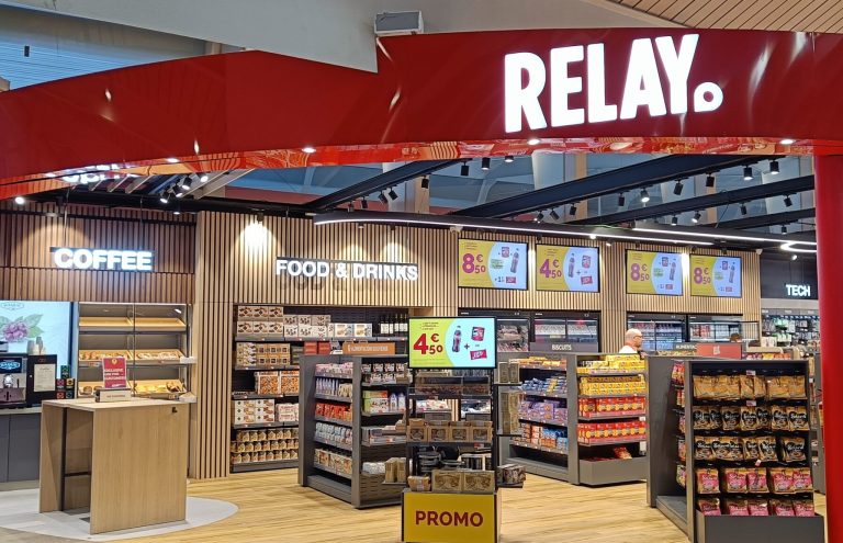 Tienda Relay en aeropuerto: café, comida, tecnología y viajes.