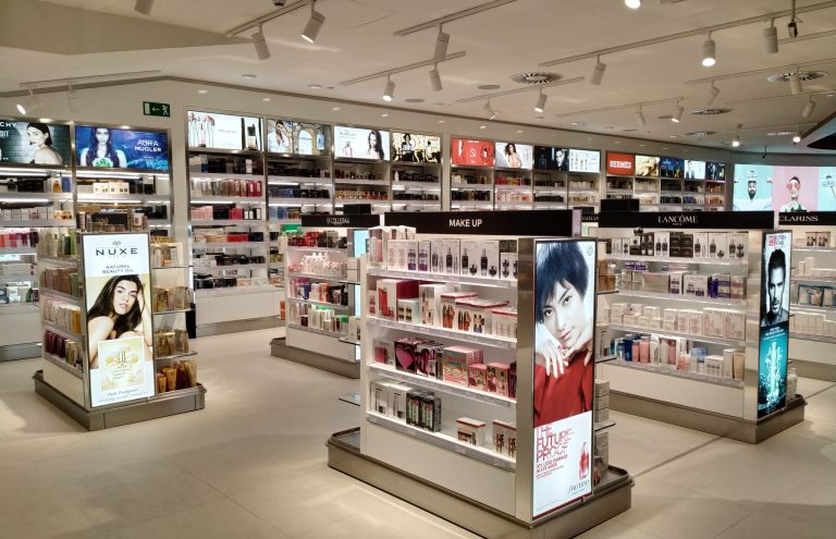 Perfumería con estanterías llenas de cosméticos y maquillaje.