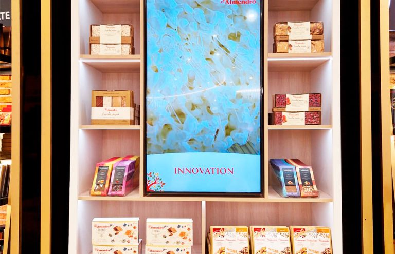 Expositor de turrones y dulces El Almendro en tienda.