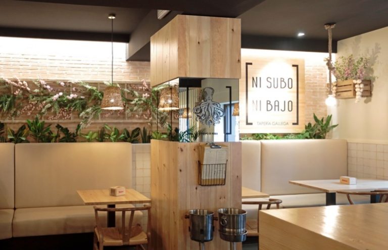 Interior moderno de la taberna gallega Ni Subo Ni Bajo.