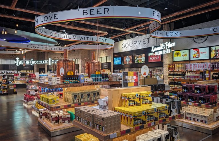 Tienda de cervezas y chocolates belgas con gran variedad.