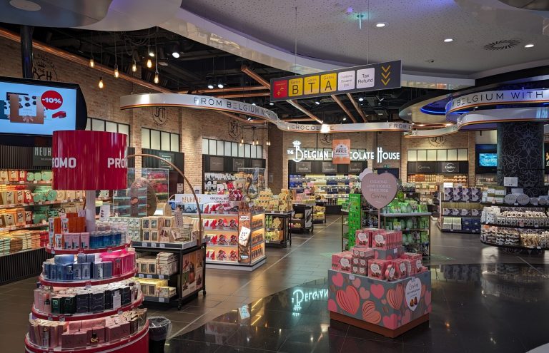 Tienda de chocolates belgas y dulces en aeropuerto.