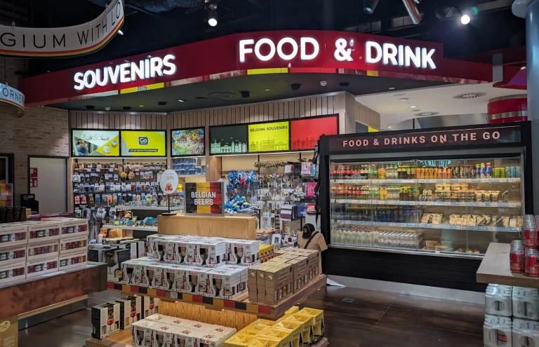 Tienda de souvenirs, comida y bebida en Bélgica.