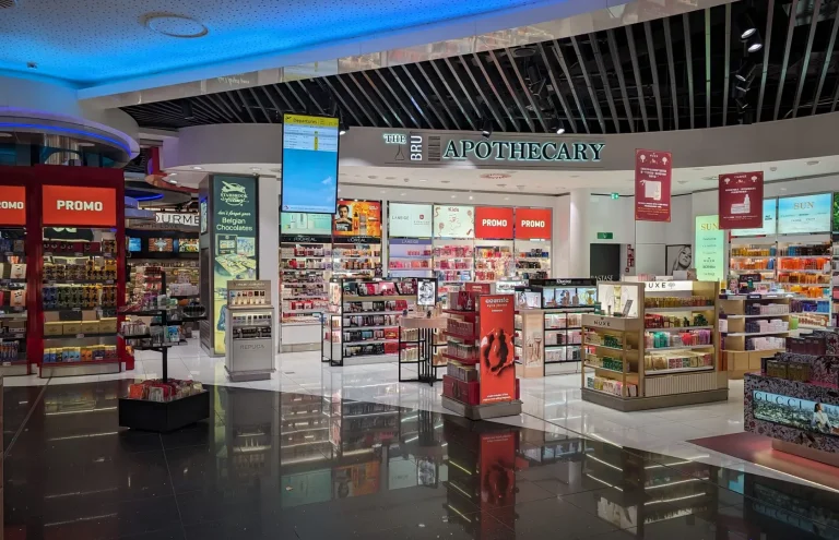 Tienda de cosméticos y perfumes en aeropuerto.