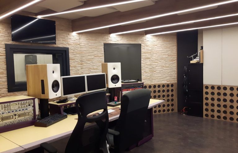 Estudio de grabación profesional con equipo de audio y acústica.